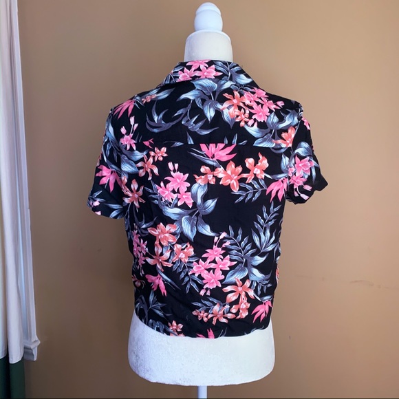 SOLD | H&M | Flower Crop Top - Picture 4 of 6
